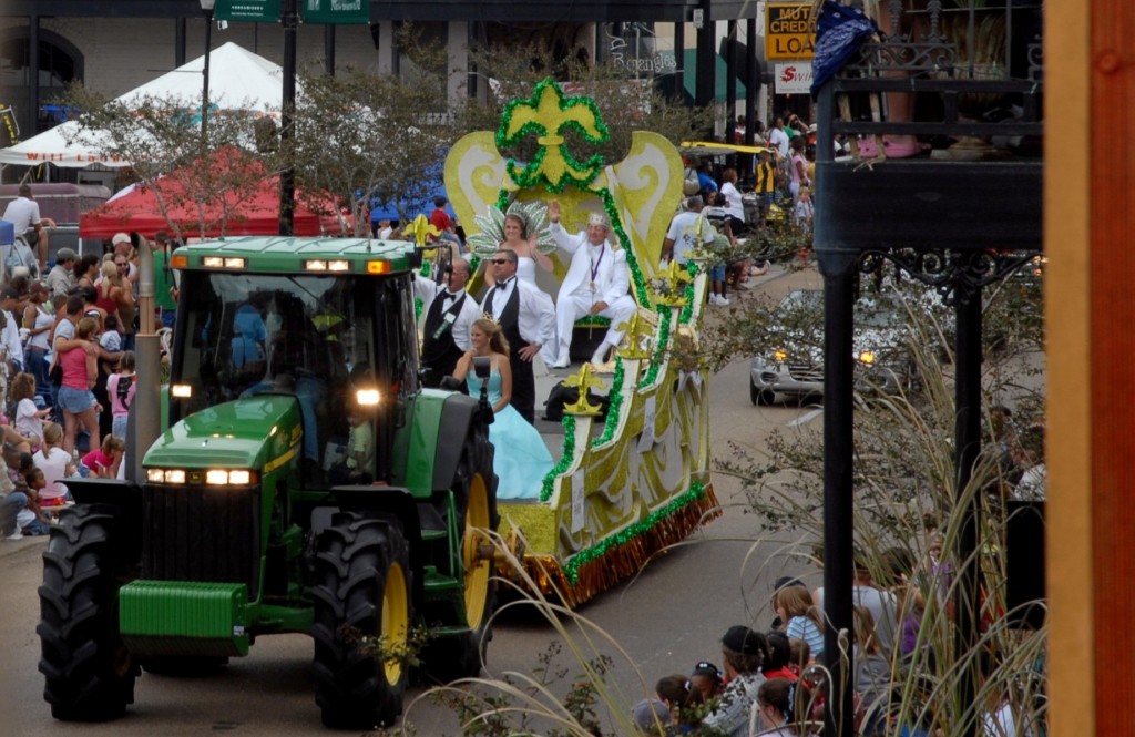 Courtesy-of-IPCVB-Main-St-Parade2_32D5629B-B894-854A-C1AB0C5D6A223552_32d66fe0-f6f9-030f-d1beb241566cb51c